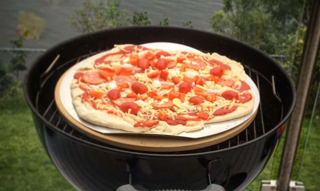 How to Use a Pizza Stone On a Grill