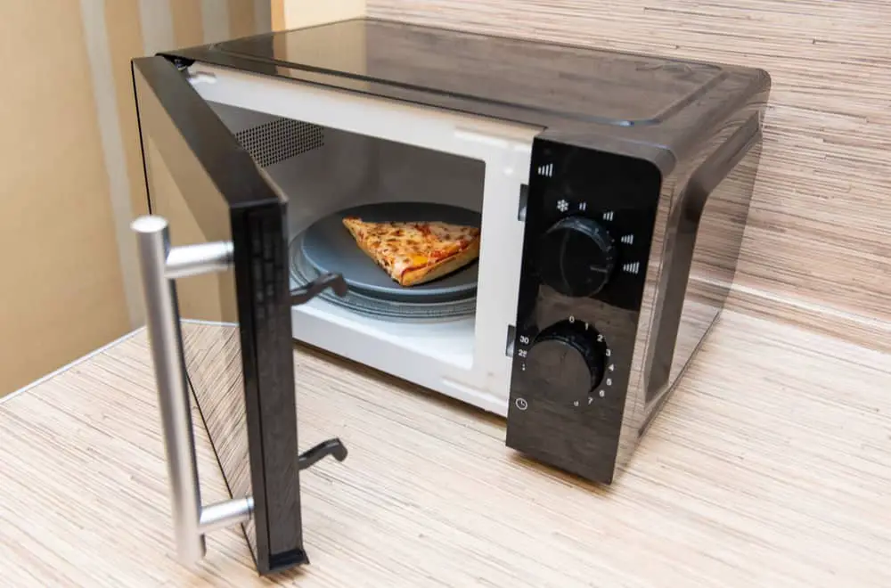 Pizza mit Mikrowelle und Toaster aufwärmen