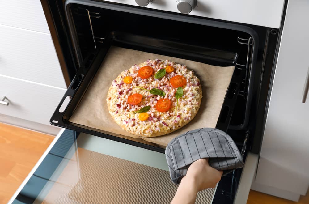 Is it safe to heat a pizza box under low temperatures