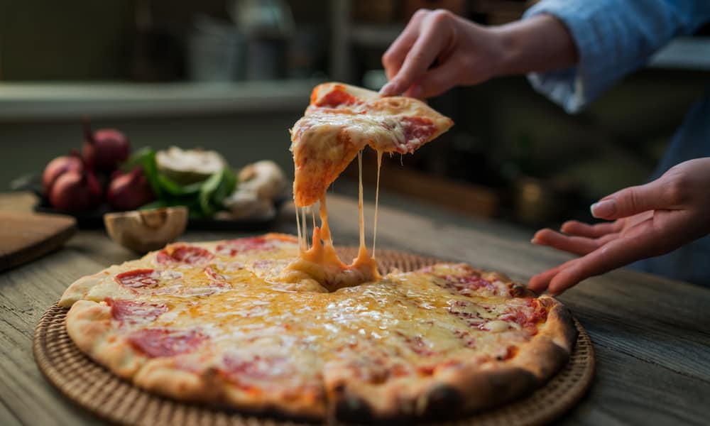 8 Reasons Why Pizza Tastes So Good!