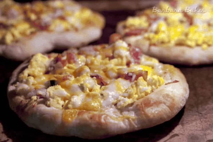 BACON-EGG-AND-CHEESE-BREAKFAST-PIZZA