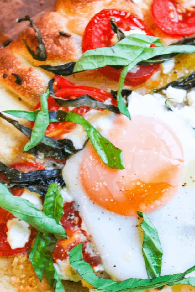 Breakfast-Pizza-Recipe-with-Tomatoes-and-Eggs