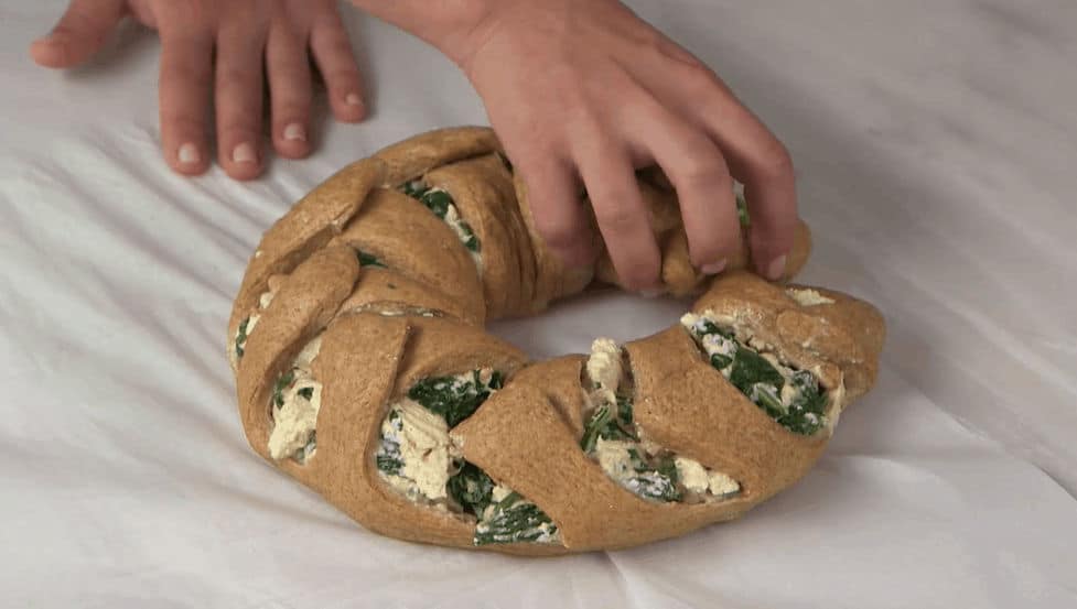 Cheesy-Chicken-and-Spinach-Stromboli-Ring