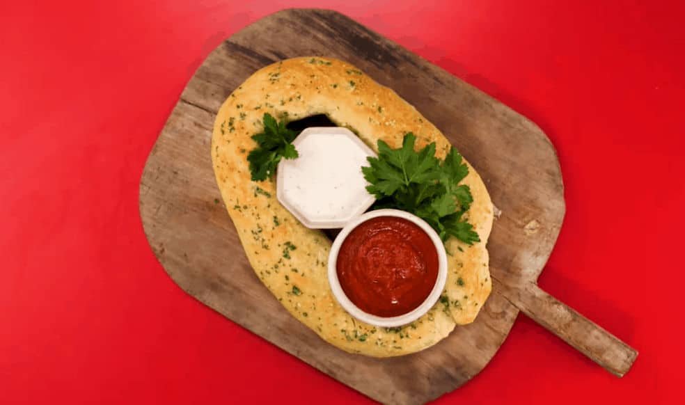 Cheesy-Stuffed-Pizza-Crust-Ring