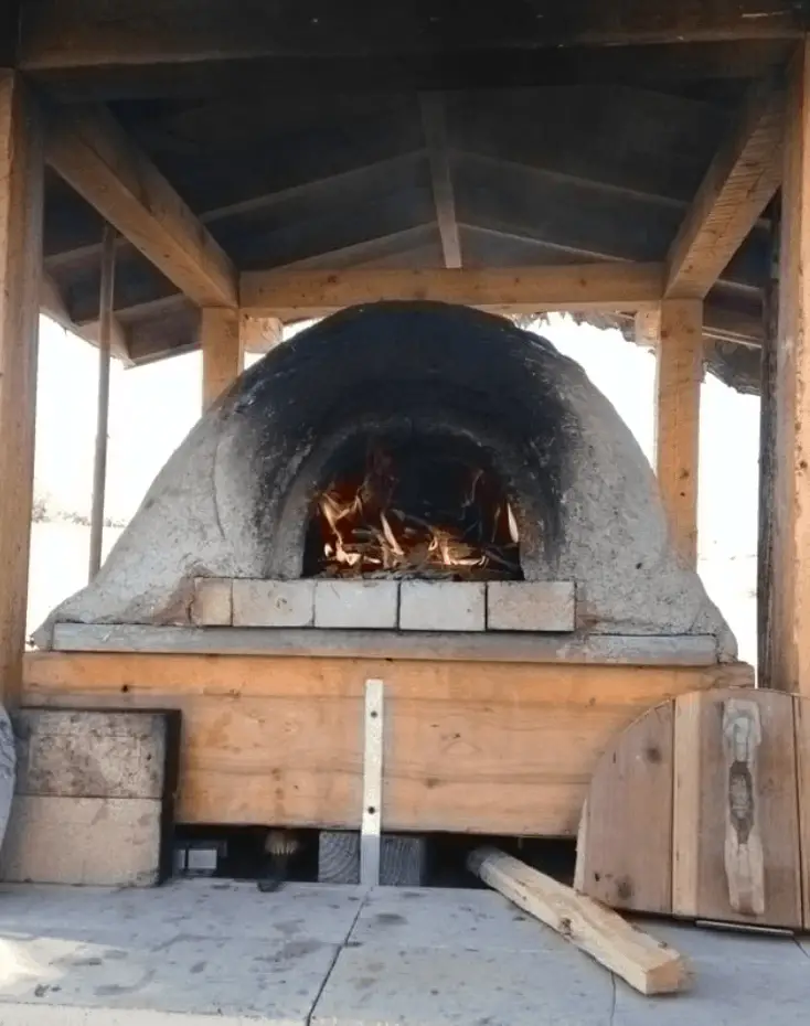 DIY Wood Fired Outdoor Pizza Oven – Simple Earth Oven in 2 days!