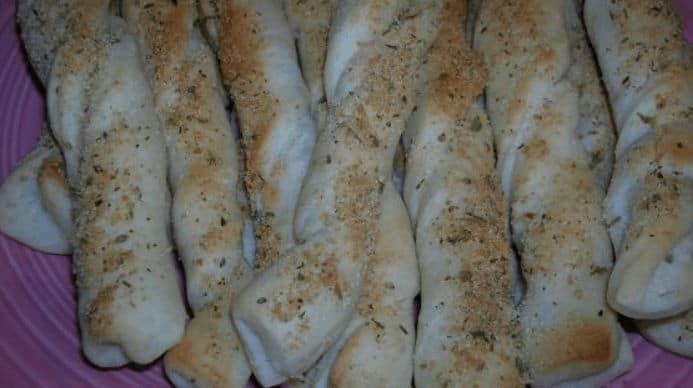 Easy-Peasy-Pizza-Breadsticks