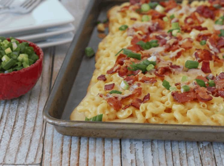 Macaroni-and-Cheese-Pizza-with-Bacon-and-Green-Onions