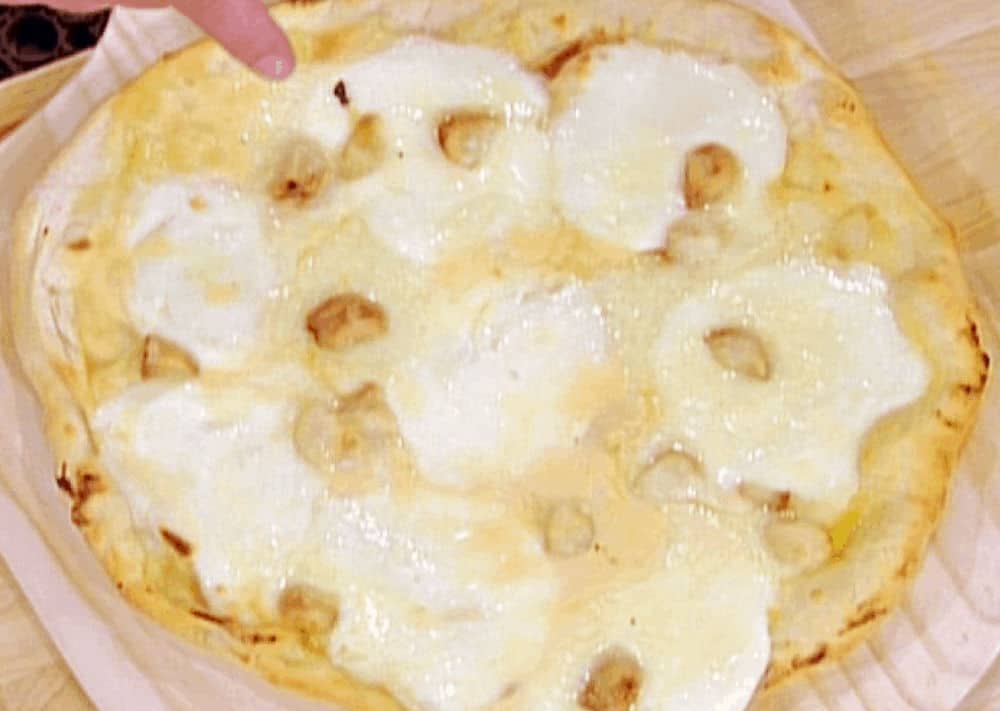 Roasted-Garlic-White-Pizza-with-Garlic-Sauce