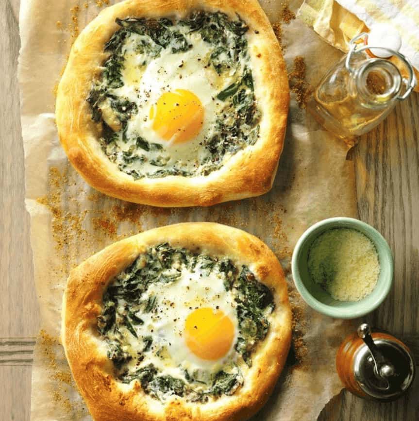Spinach-Egg-Breakfast-Pizzas