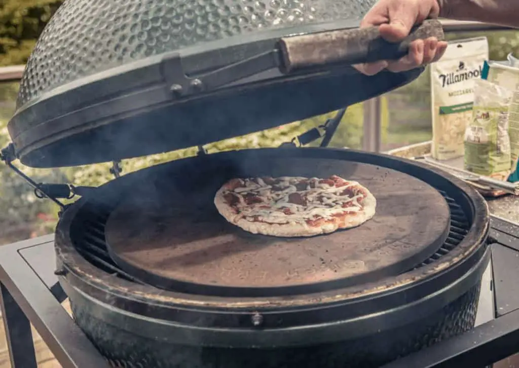 Vindulge-Big-Green-Egg-Grilled-Pizza-1024x726