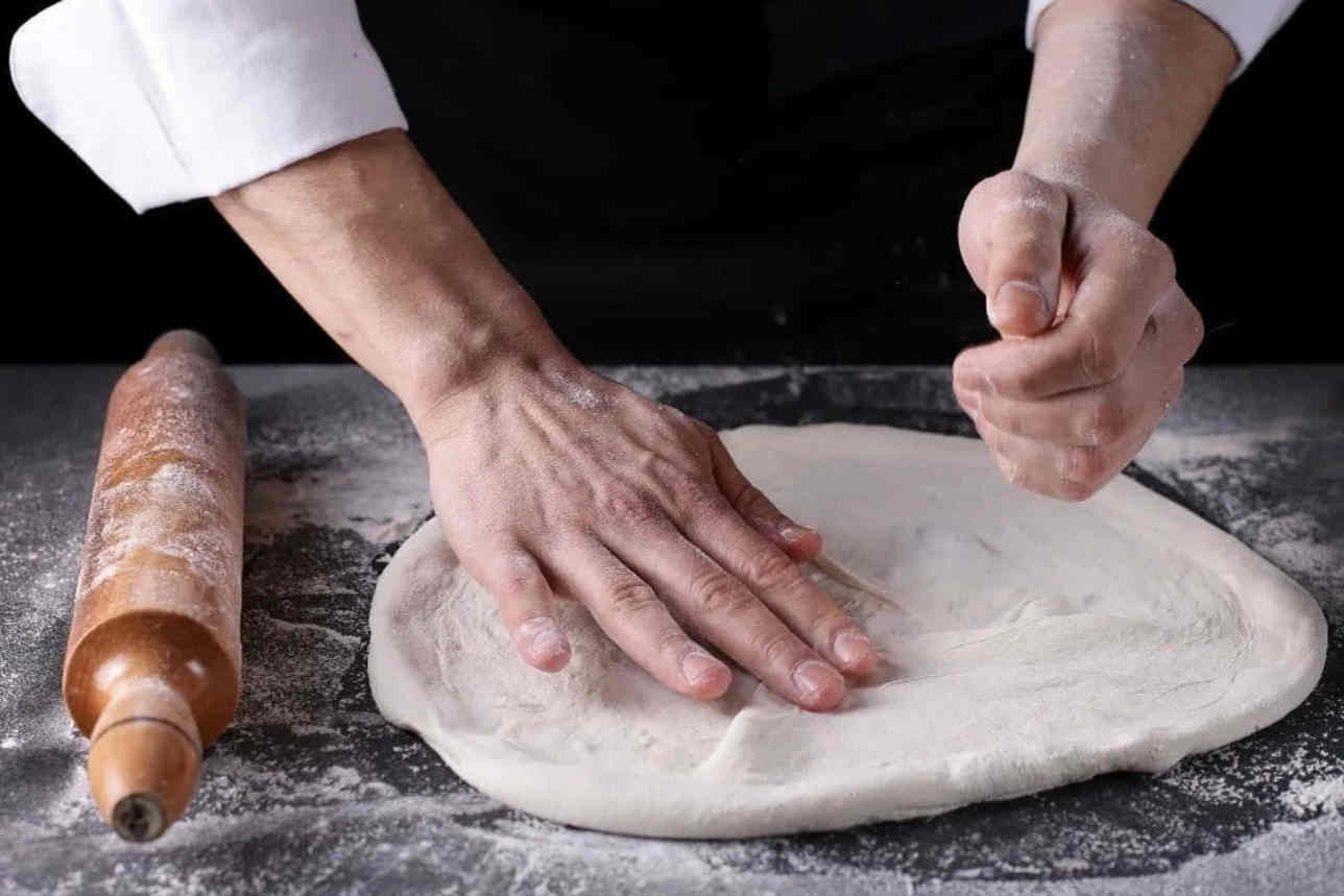 hand-stretch my pizza dough
