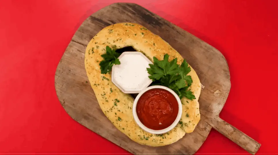 Cheesy-Stuffed-Pizza-Crust-Ring