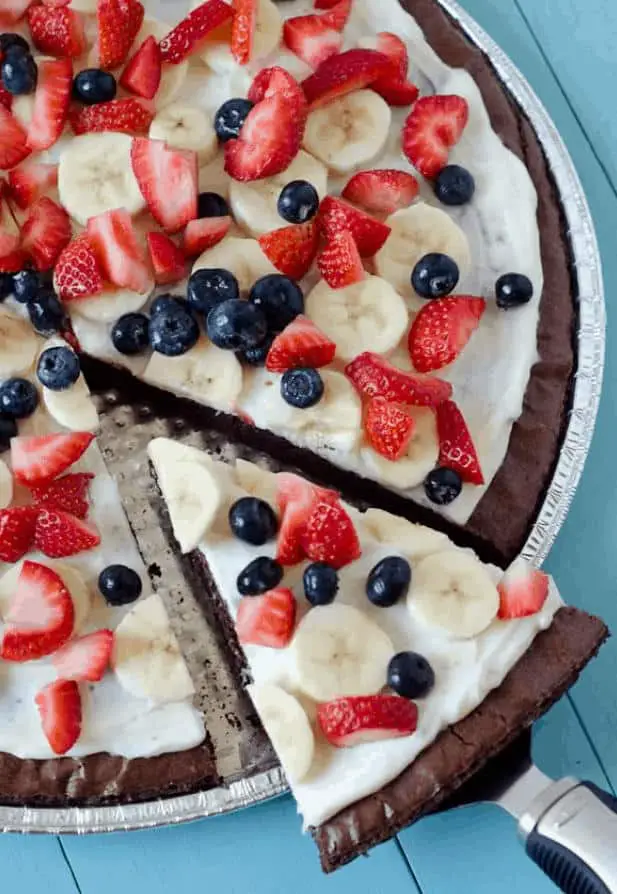 Fruity-Brownie-Dessert-Pizza