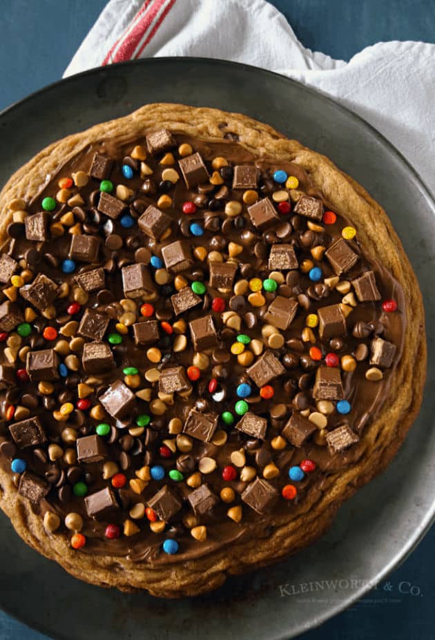 Loaded-Chocolate-Chip-Cookie-Pizza-–-Kleinworth-Co