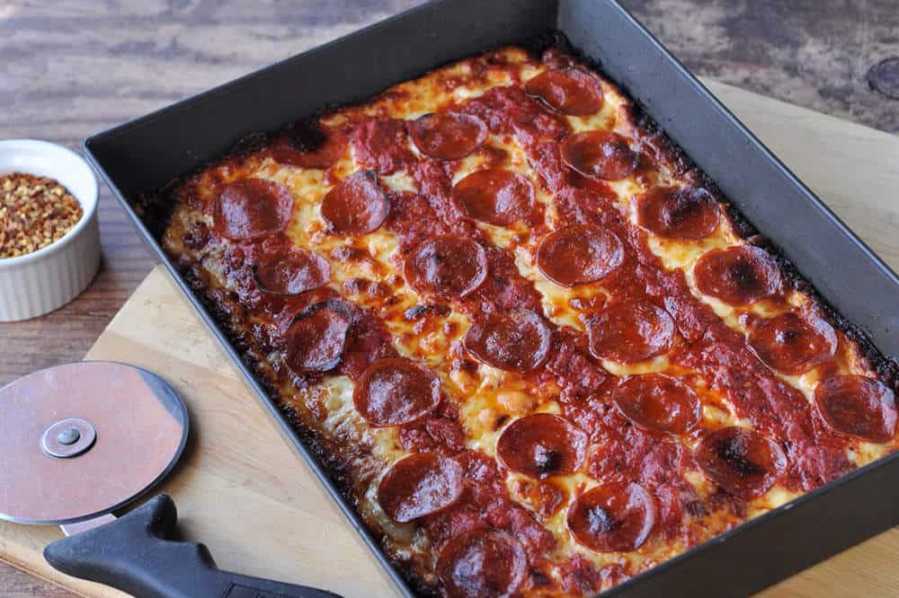difference between chicago and detroit pizza