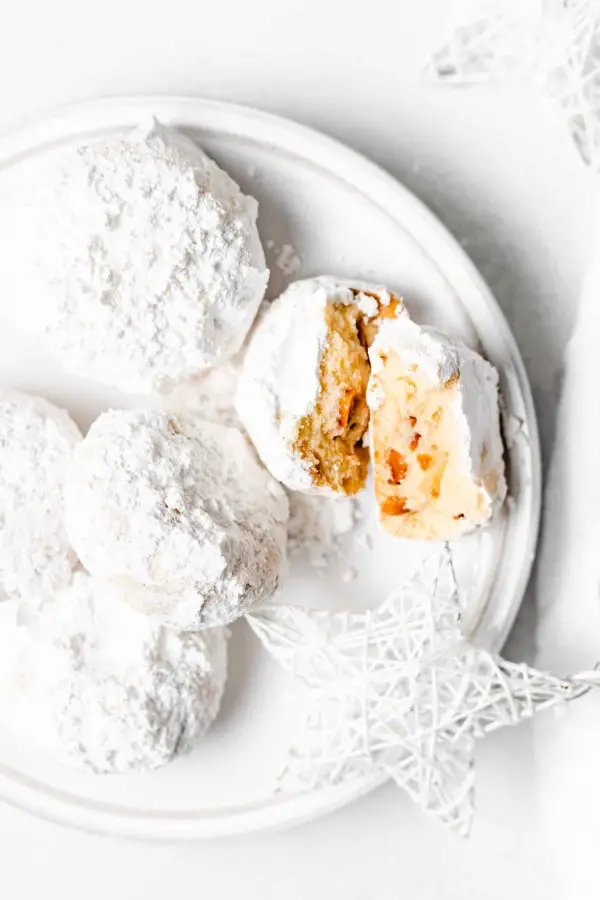 Greek Christmas Butter Cookies (Kourabiedes)