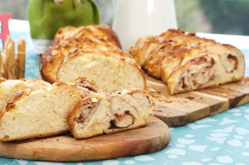 Irresistible Tsoureki: The Ultimate Greek Easter Bread Recipe for Family and Friends