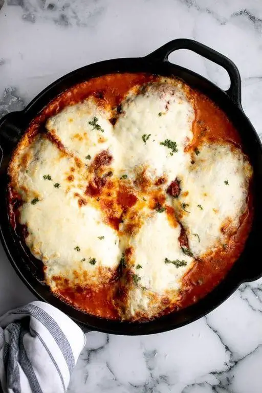 Baked Turkey Cutlets with Mozzarella and Tomato