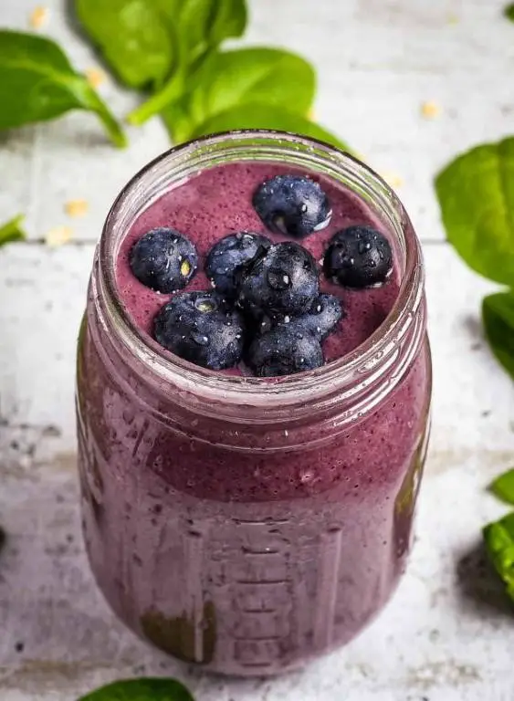 Berry and Spinach Smoothie with Flaxseeds