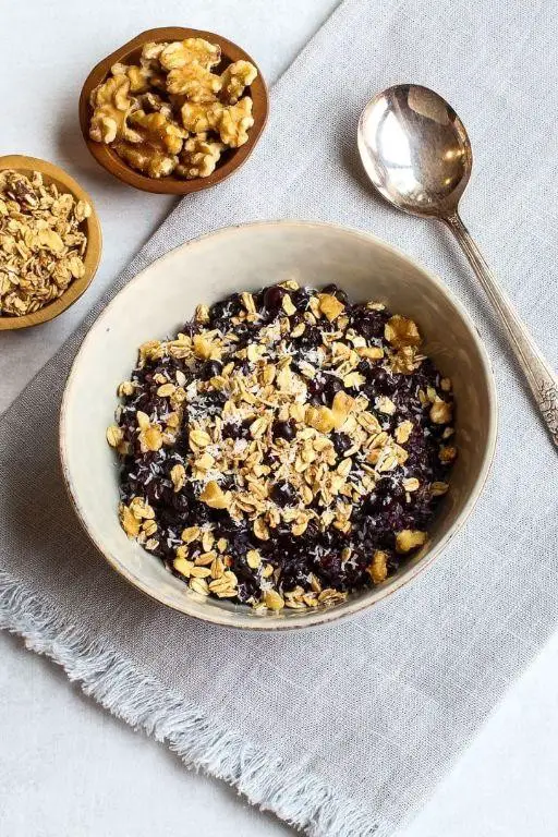 Black Quinoa Porridge with Berries and Nuts