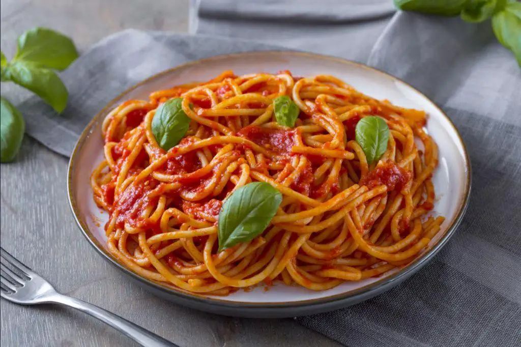 Classic Spaghetti with Tomato Sauce