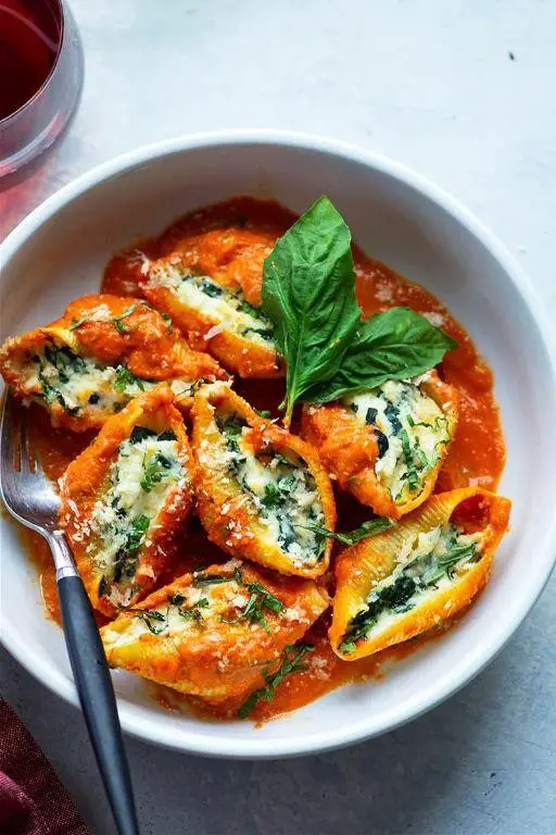 Creamy Spinach and Ricotta Stuffed Shells