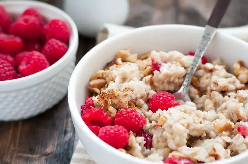 Instant Oatmeal with Fresh Fruits