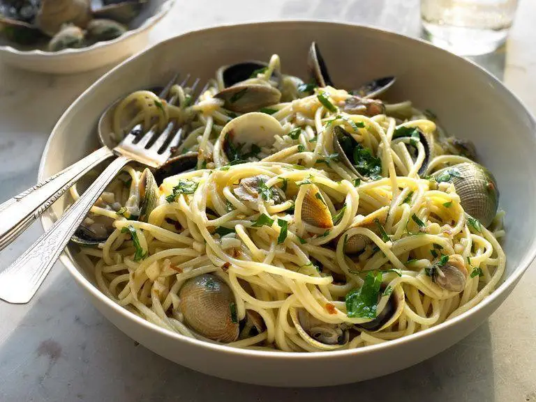 Roasted Garlic and Clam Sauce with Spaghetti