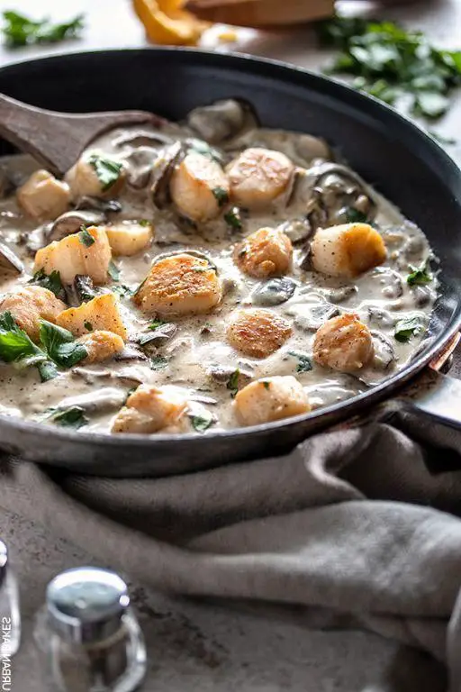 Scallops with Mushroom and Thyme Cream Sauce