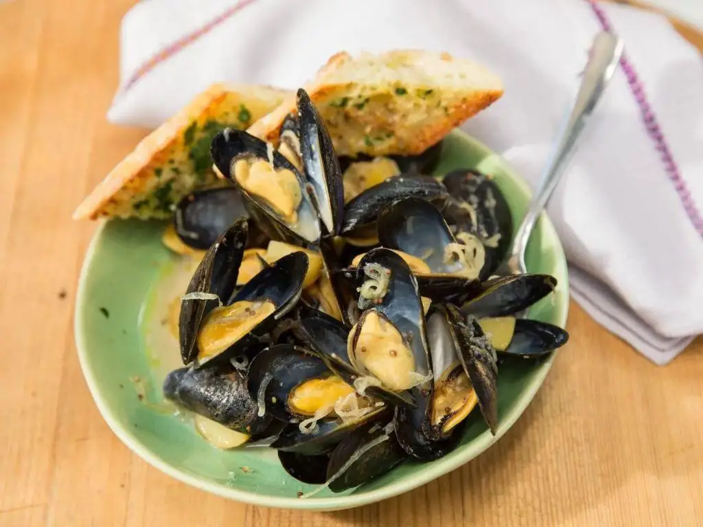 Slow Cooker Mussels in White Wine Sauce
