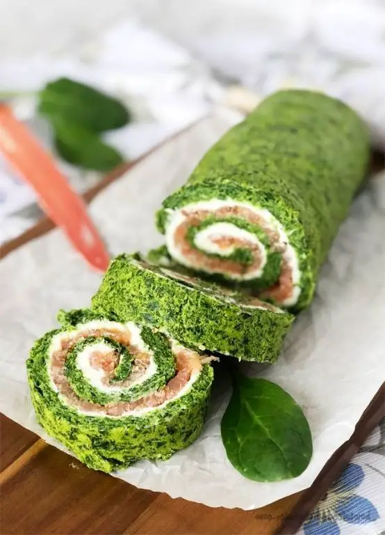Spinach and Salmon Sushi Rolls